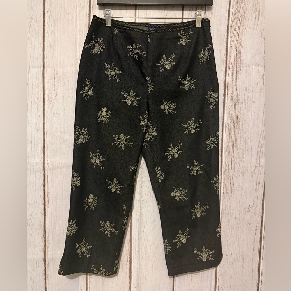 Ann Taylor Petites Black Floral Embroidered Side-Zip Crop
Pants Size 8P